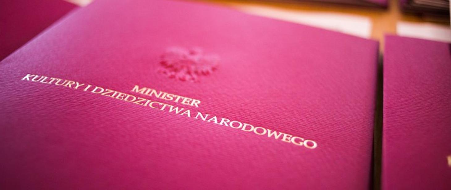 Minister kultury i dziedzictwa narodowego podpisał rozporządzenie ws. nowego programu wsparcia dla artystów, twórców i instytucji gov-pl