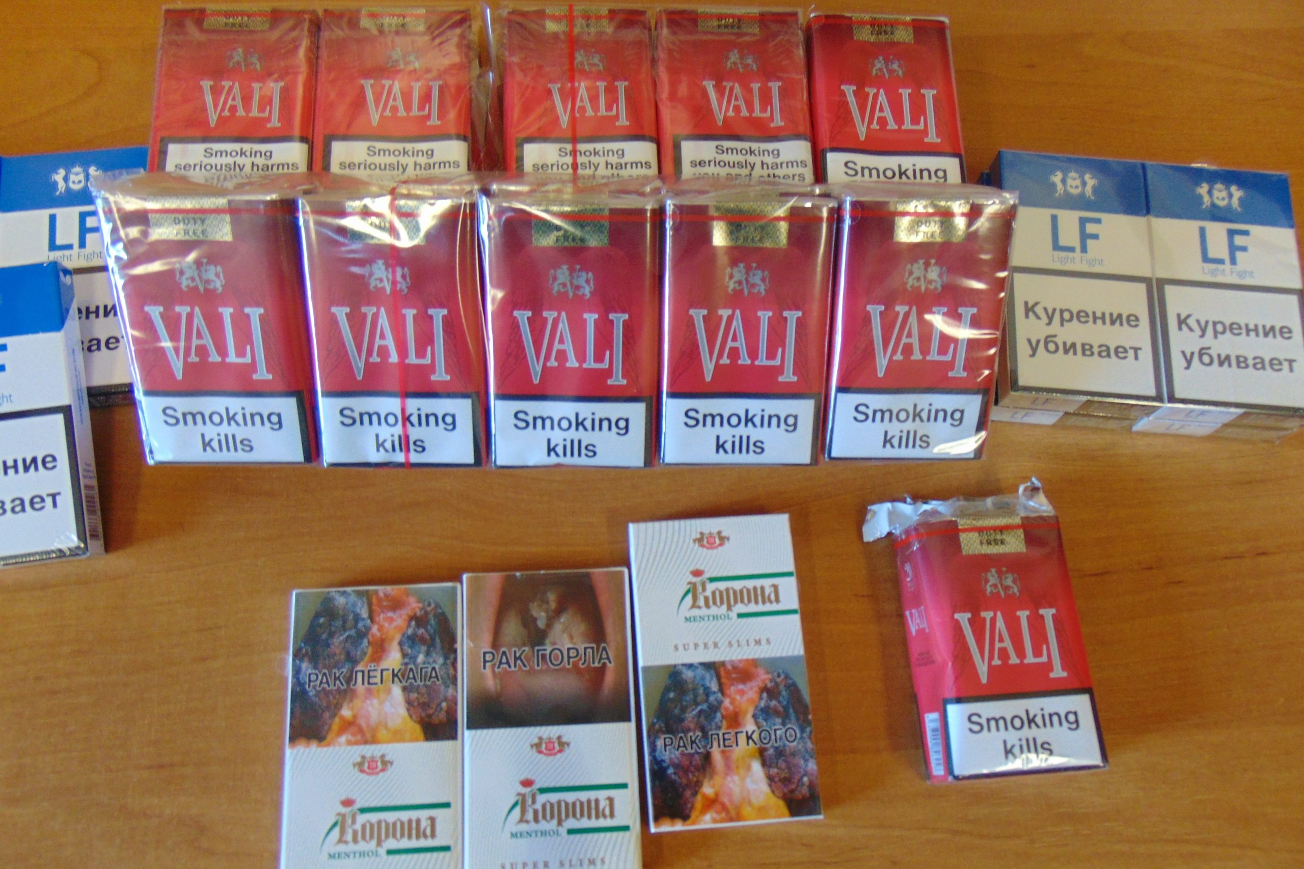 KPP Oświęcim zabezpieczone paczki papierosów różnych marek leżące na stoliku (4)