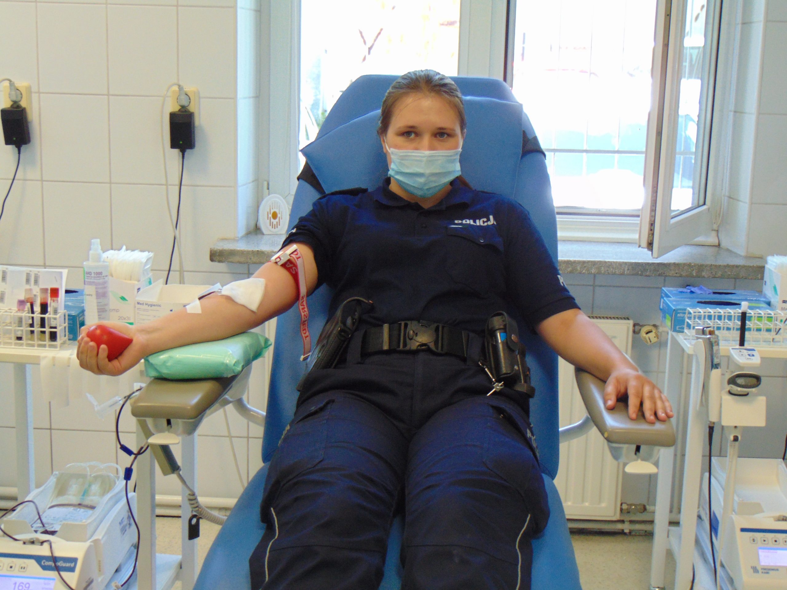 KPP Oświęcim Policjantka oddaje krew