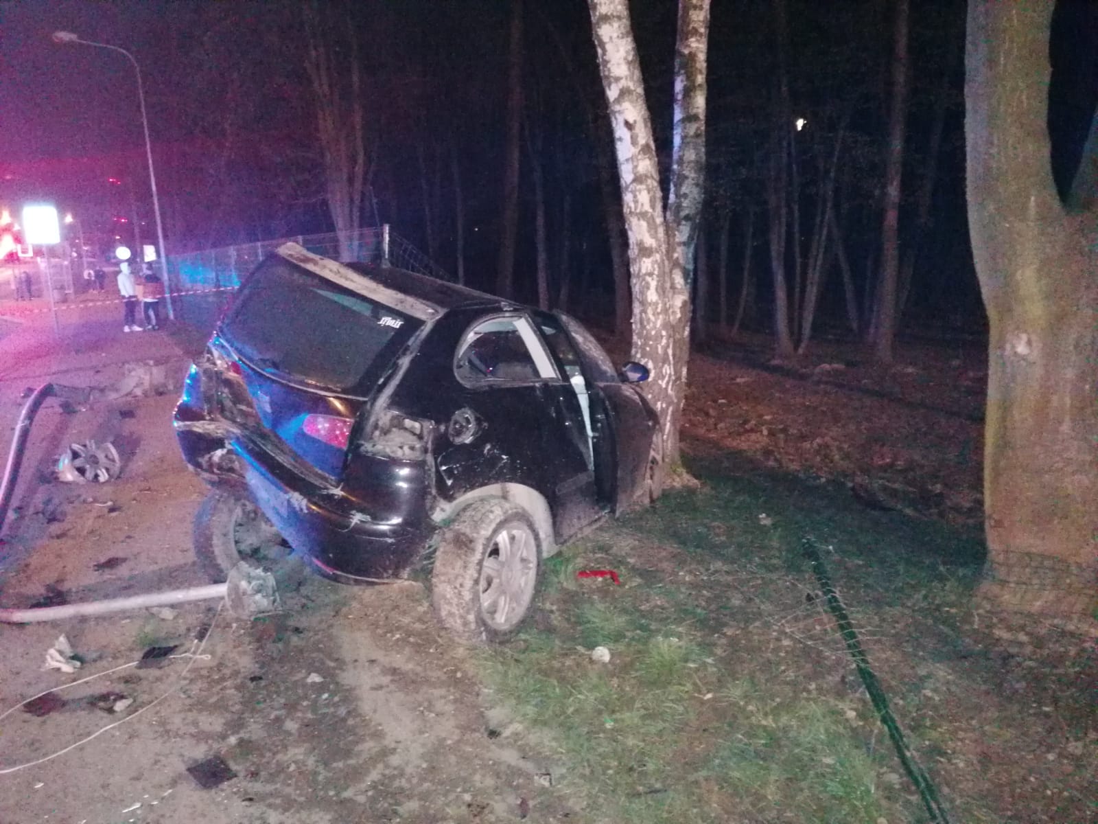 KPP Oświęcim. Wypadek drogowy seat uderzył w ogrodzenie i drzewo (1)