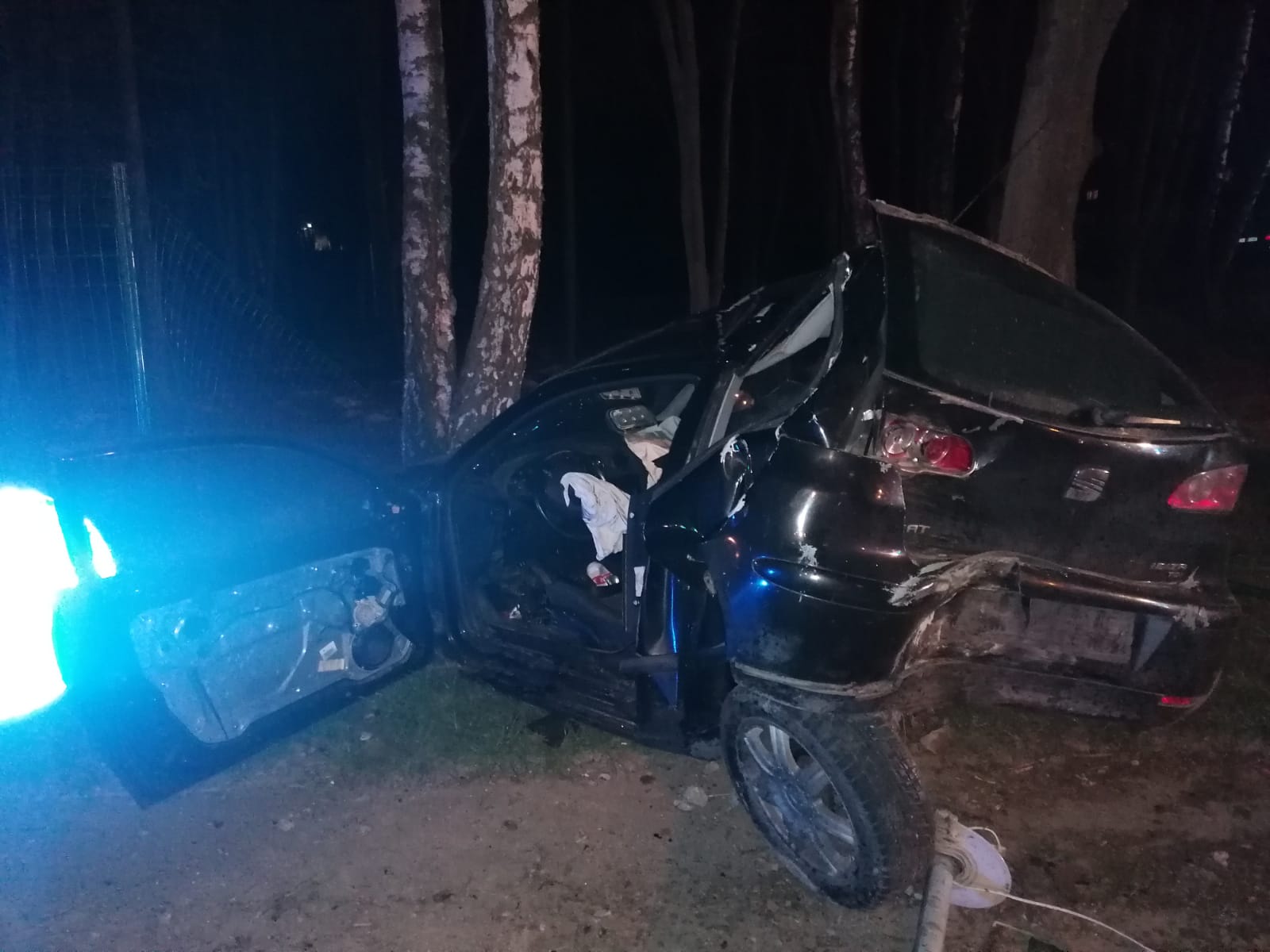 KPP Oświęcim. Wypadek drogowy seat uderzył w ogrodzenie i drzewo widok z boku