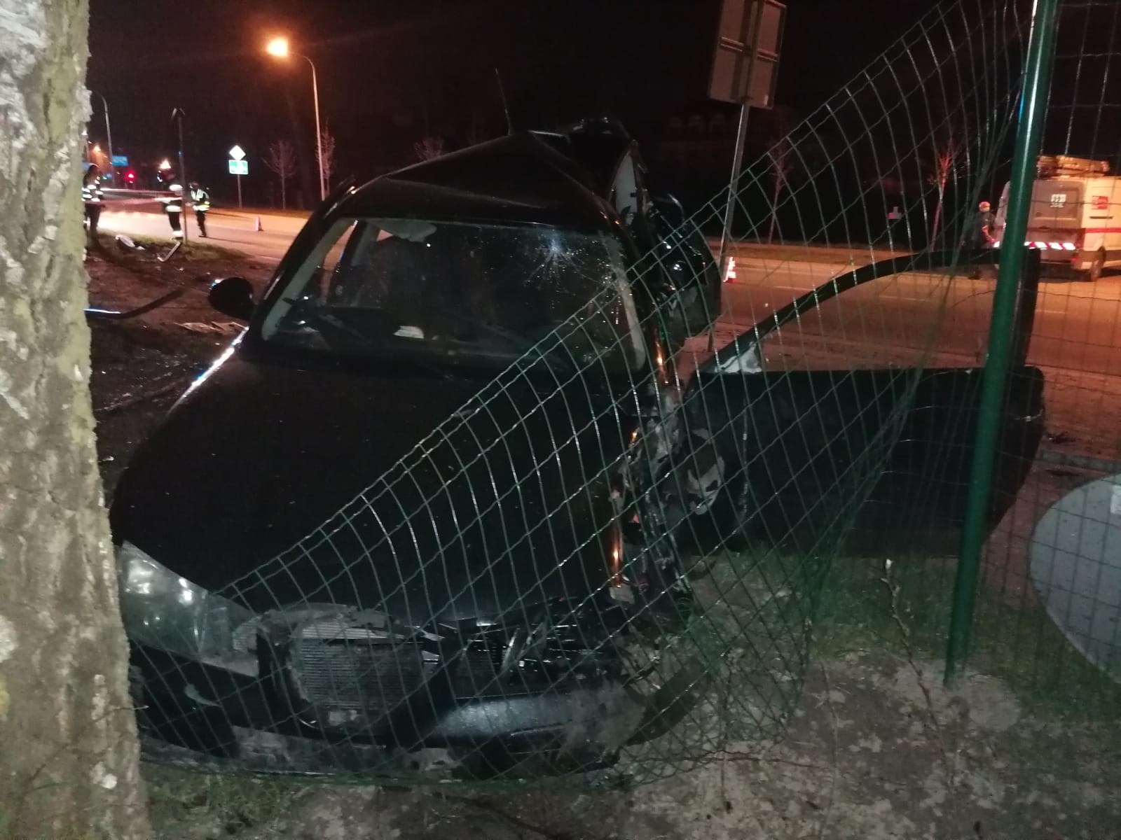 KPP Oświęcim. Wypadek drogowy seat uderzył w ogrodzenie i drzewo widok z przodu