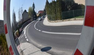 Powiat Oświęcimski Droga powiatowa w Skidziniu po modernizacji. Nowa nawierzchnia i chodniki