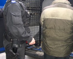 KPP Oświęcim Policjant i zatrzymany przy radiowozie
