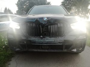 KPP Oświęcim. BMW z uszkodzonym przez pociąg przodem- Kopia-1