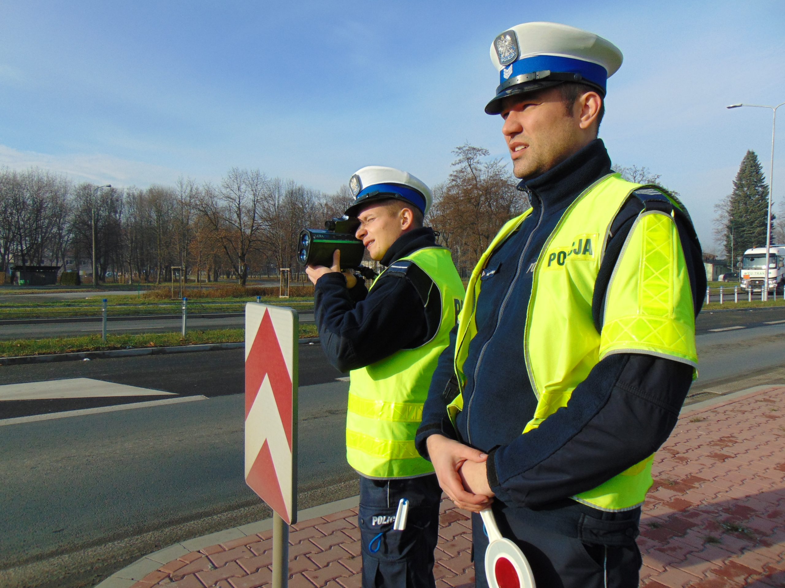 KPP Oświęcim Policjanci drogówki kontrolują prędkosc