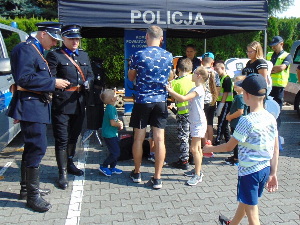 KPP Oświęcim. Przeciszów Piknik szkolny Odyseja mundurowa 4.09 stoisko policyjne