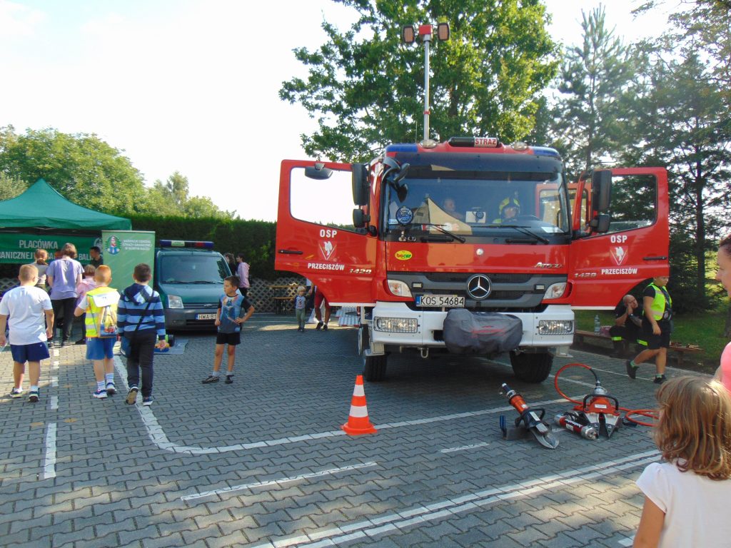 KPP Oświęcim. Przeciszów Piknik szkolny Odyseja mundurowa 4.09 (stoisko strażków