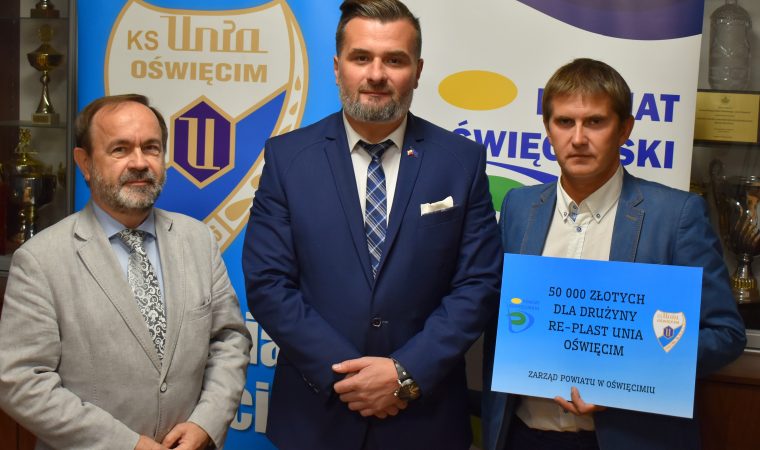Powiat Oświęcimski wsparł „biało-niebieską” drużynę w hokeju na lodzie powiat oświecim Re Plast Unia Oświęcim