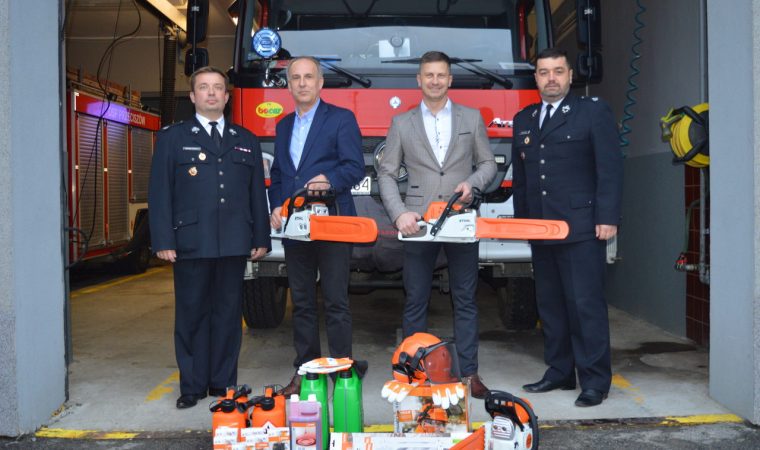 Powiat wsparł zakup sprzętu dla strażaków z Przeciszowa powiat oswiecim pl
