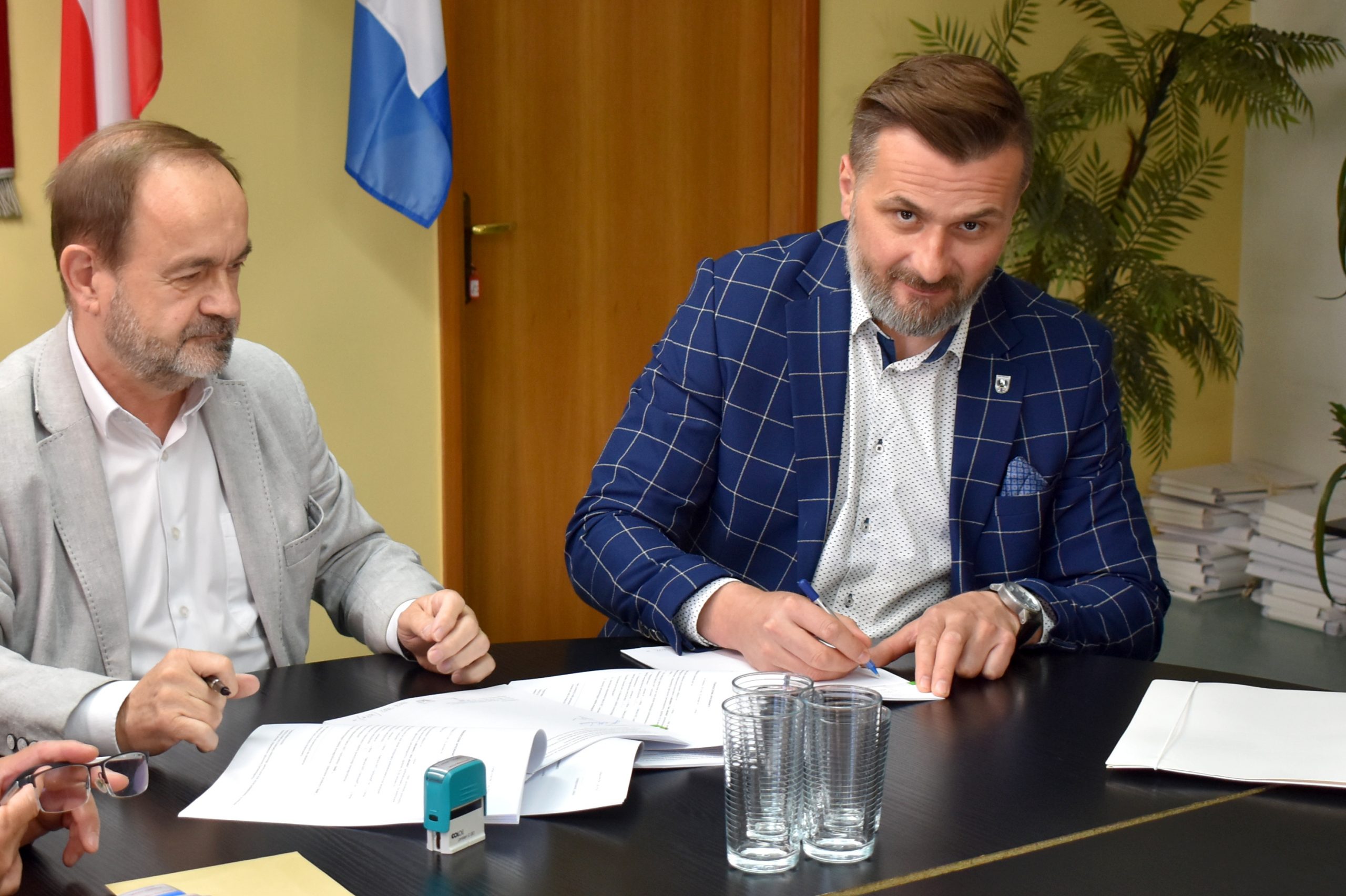 Powiat Oświęcimski- Podpisano umowę na przebudowę drogi powiatowej w Brzezincedsc-0031