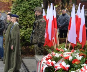 KPP Oświęcim flagi przy grobie Nieznanego Żołnierza na Placu Kościuszki w Oświęcimiu